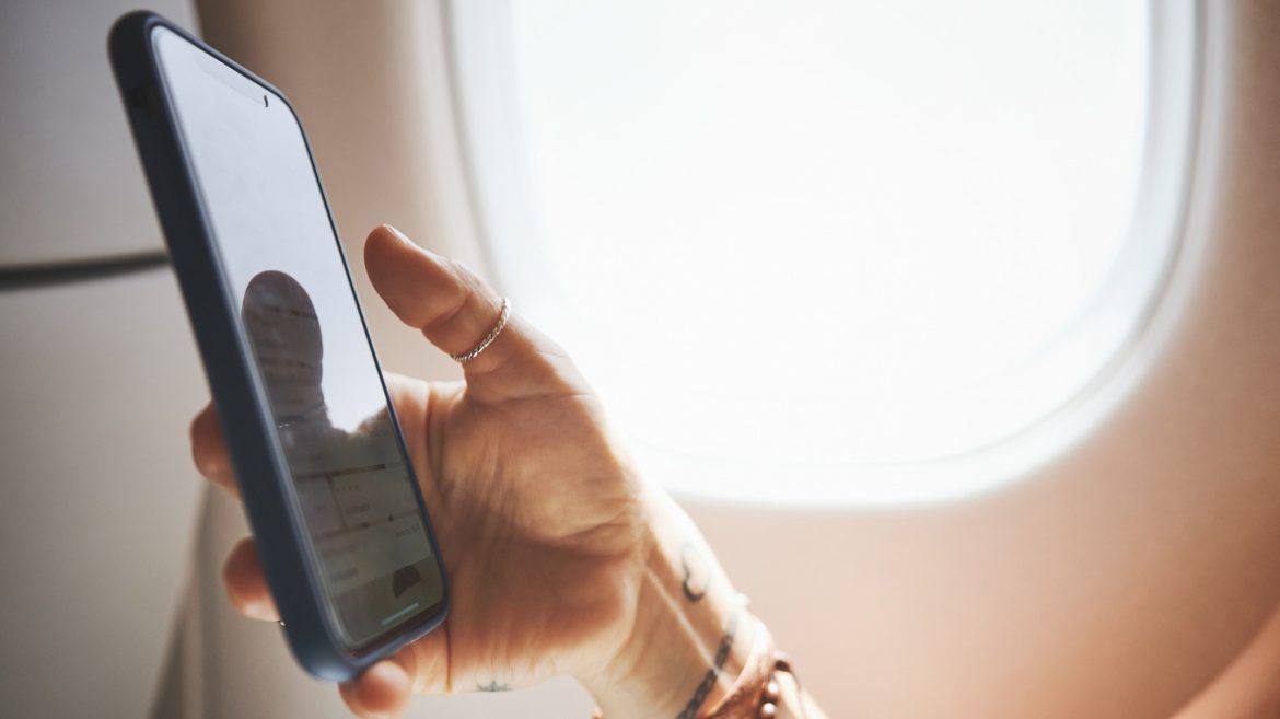 5 Useful Accessories That Make International Travel With Your Phone Easier