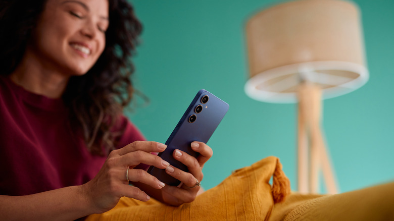 A woman using a Samsung Galaxy S26 Ultra