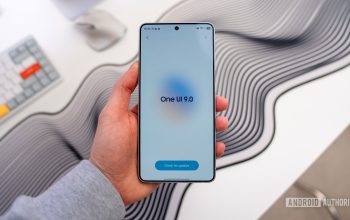 OneUI 9 splash screen S26 Ultra in hand